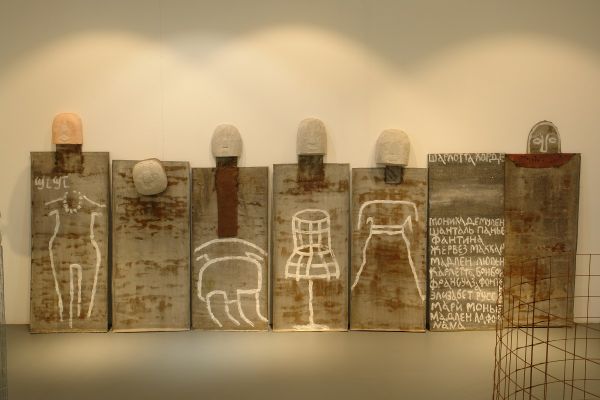 Анатолий Комелин. ''Имена женщин, казненных во время Великой французской революции'', 2020. Фрагмент экспозиции выставки ''Реквием-буфф'' в Доме творчества художников в Тарусе Калужской области. Фото из архива А. Комелина