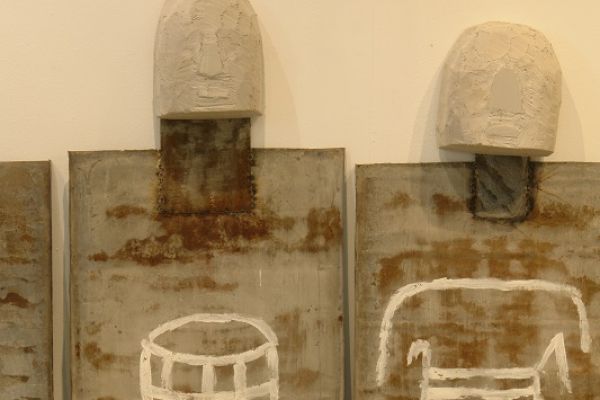 Анатолий Комелин. ''Головы модисток'', 2020. Фрагмент экспозиции выставки ''Реквием-буфф'' в Доме творчества художников в Тарусе Калужской области. Фото из архива А. Комелина