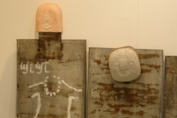 Анатолий Комелин. ''Головы Жижи, девушки легкого поведения, и прачки'', 2020. Фрагмент экспозиции выставки ''Реквием-буфф'' в Доме творчества художников в Тарусе Калужской области. Фото из архива А. Комелина