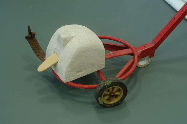 Анатолий Комелин. ''Колобок'' (из русской народной сказки), 2020. Фрагмент экспозиции выставки ''Реквием-буфф'' в Доме творчества художников в Тарусе Калужской области. Фото из архива А. Комелина