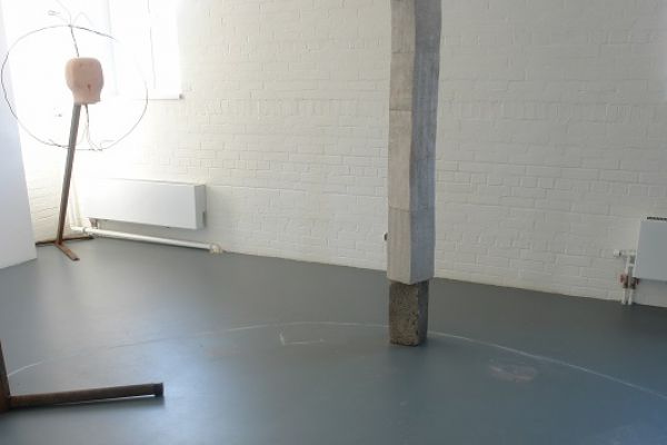 Анатолий Комелин. ''Лернейская Гидра'', 2020. Фрагмент экспозиции выставки ''Реквием-буфф'' в Доме творчества художников в Тарусе Калужской области. Фото из архива А. Комелина