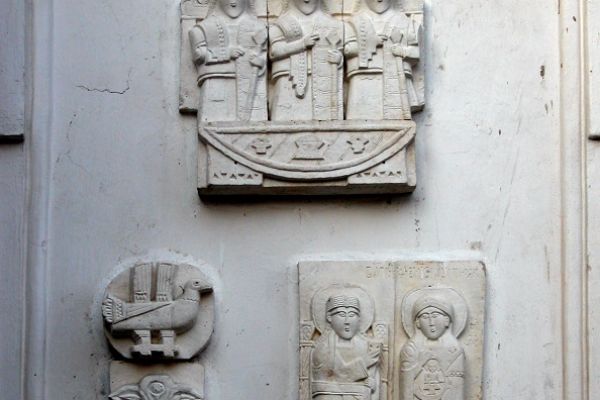 Анатолий Комелин. Троица. Устюжское Благовещение, 1990-е. Камень. Фасад. Храм Вознесения Господня (Малое Вознесение) на Большой Никитской улице, Москва. Фото из архива А. Комелина