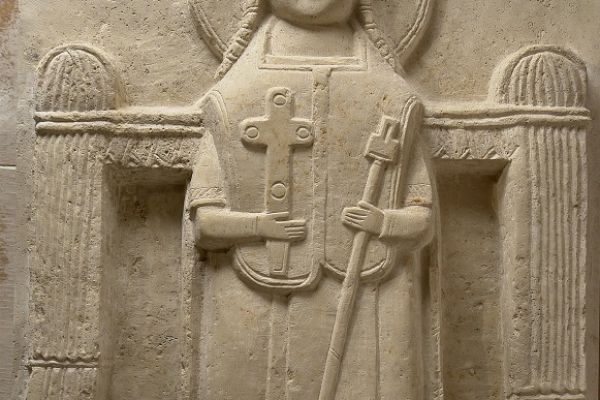 Анатолий Комелин. 'Ангел, 2005. Камень. Фасад церкви Воскресения Христова в Переделкино, Москва. Фото из архива А. Комелина