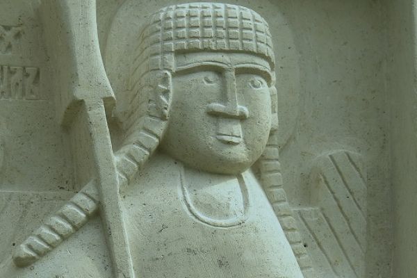 Анатолий Комелин. Деисис (фрагмент), 2008-2011. Камень. Храм Святых Петра и Павла в Тарусе, Калужская область. Фото из архива А.Комелина