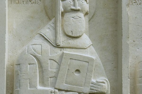 Анатолий Комелин. Петр Митрополит. Деисис (фрагмент), 2008-2011. Камень. Храм Святых Петра и Павла в Тарусе, Калужская область. Фото из архива А.Комелина