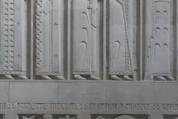 Анатолий Комелин. Фрагмент, 2008-2011. Камень. Храм Святых Петра и Павла в Тарусе, Калужская область. Фото из архива А.Комелина