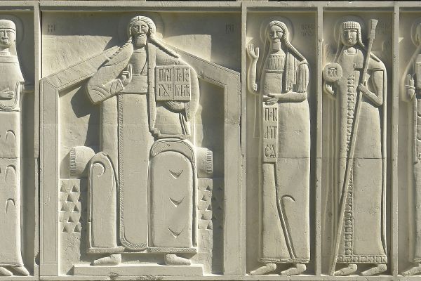 Анатолий Комелин. Деисус (фрагмент), 2008-2011. Камень. Храм Святых Петра и Павла в Тарусе, Калужская область. Фото из архива А.Комелина