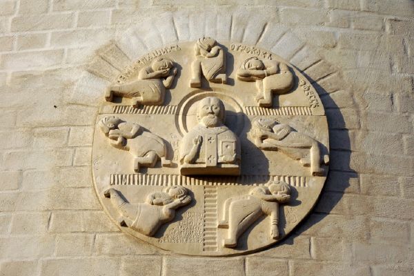 Анатолий Комелин. Семь спящих отроков Эфесских, 2015-2019. Камень. Фасад храма иконы Божией Матери ''Млекопитательница'' в Раубичах, Белоруссия. Фото из архива А. Комелина