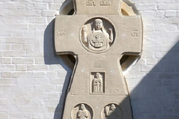 Анатолий Комелин. Белорусские святые. Поклонный крест, 2015-2019. Камень. Фасад. Храм иконы Божией Матери ''Млекопитательница'' в Раубичах, Белоруссия. Фото из архива А. Комелина