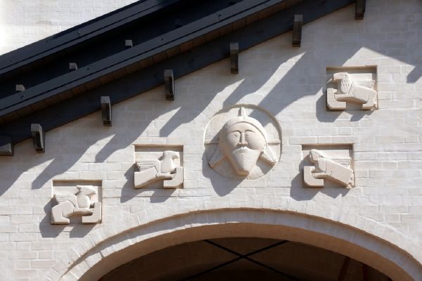 Анатолий Комелин. Спас на Убрусе и Символы Евангелистов, 2015-2019. Камень. Фасад. Храм иконы Божией Матери ''Млекопитательница'' в Раубичах, Белоруссия. Фото из архива А. Комелина