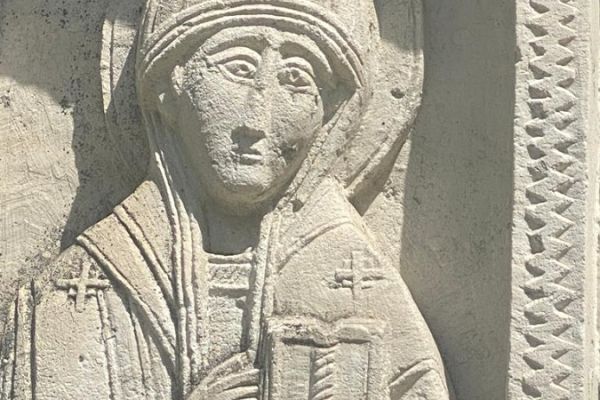 Анатолий Комелин. Поклонный крест, 1999. Фрагмент, камень, Фото из архива А. Комелина