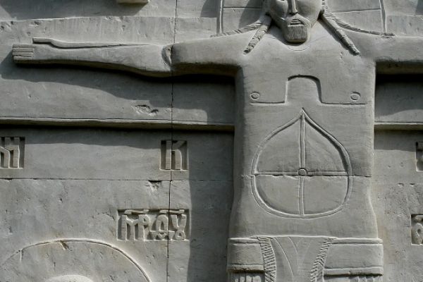 Анатолий Комелин. Распятие (фрагмент), 2005. Камень. Церковь Воскресения Христова, Переделкино, Москва. Фото из архива А. Комелина