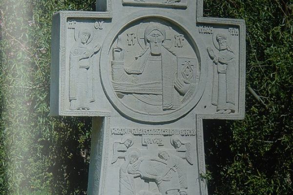 Анатолий Комелин. Поклонный крест, 1990-е. Камень, высота 200 см. Храм Вознесения Господня (Малое Вознесение) на Большой Никитской улице, Москва. Фото из архива А. Комелина