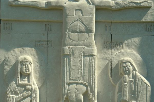 Анатолий Комелин. Распятие, 2005. Камень. Церковь Воскресения Христова, Переделкино, Москва. Фото из архива А. Комелина