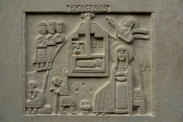 Анатолий Комелин. Рождество Христово, 2005. Камень. Церковь Воскресения Христова, Переделкино, Москва. Фото из архива А. Комелина