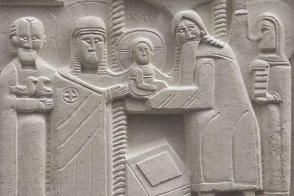 Анатолий Комелин. Сретение (фрагмент), 2008-2011. Камень. Храм Святых Петра и Павла в Тарусе, Калужская область. Фото из архива А.Комелина