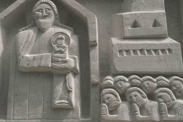 Анатолий Комелин. Успение (фрагмент), 2008-2011. Камень. Храм Святых Петра и Павла в Тарусе, Калужская область. Фото из архива А.Комелина