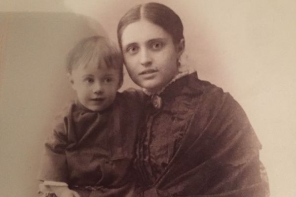 1894-nadezhda-kronidovna-motovilova-s-synom-georgiem-1894-god-foto-iz-arkhiva-semi-motovilovykh-komovykh3F844993-EF9A-44B1-5BEF-880D0BEFE081.jpg